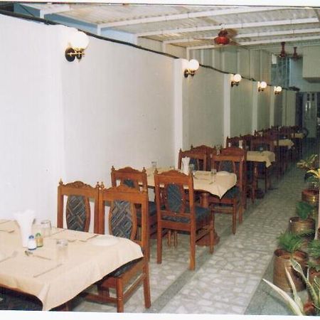 Radiant Ymca Tourist Hostel Varanasi Exterior photo