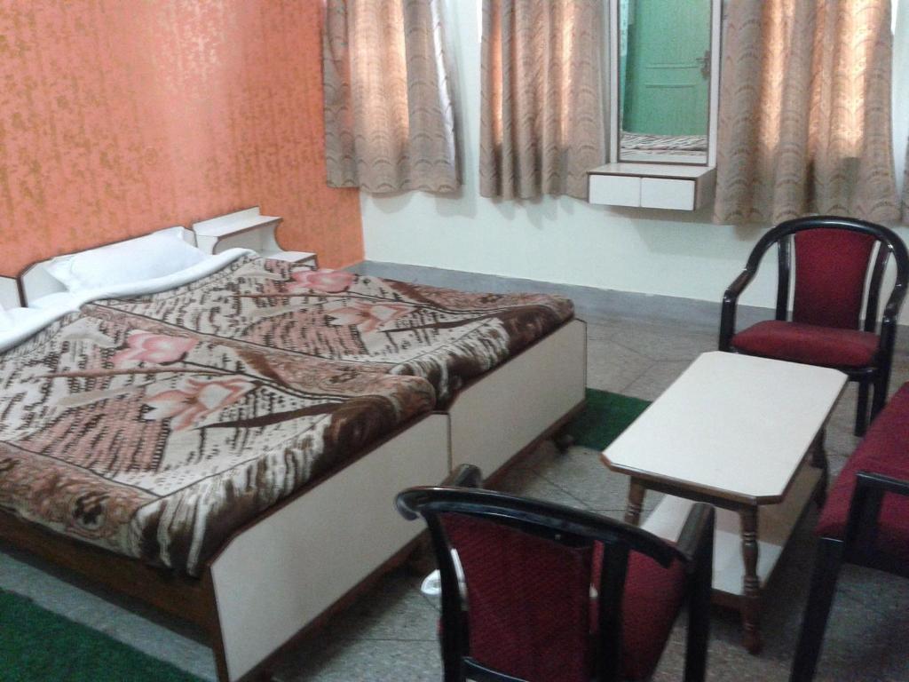 Radiant Ymca Tourist Hostel Varanasi Room photo