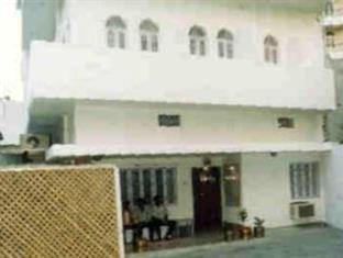 Radiant Ymca Tourist Hostel Varanasi Exterior photo
