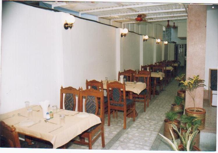 Radiant Ymca Tourist Hostel Varanasi Exterior photo