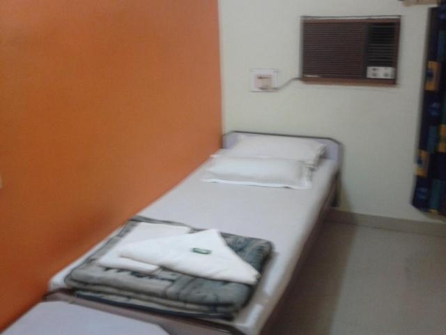 Radiant Ymca Tourist Hostel Varanasi Room photo